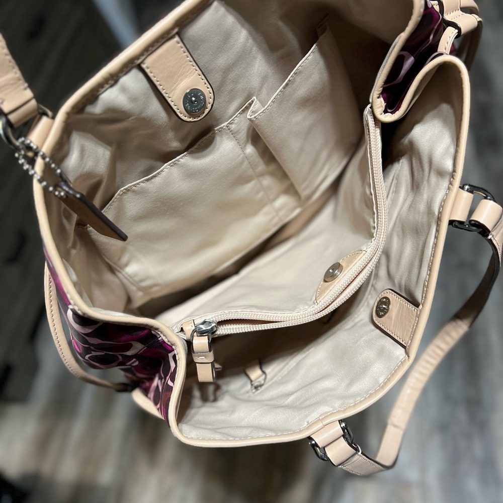💕Coach Handbag 💕 - Picture 5 of 7
